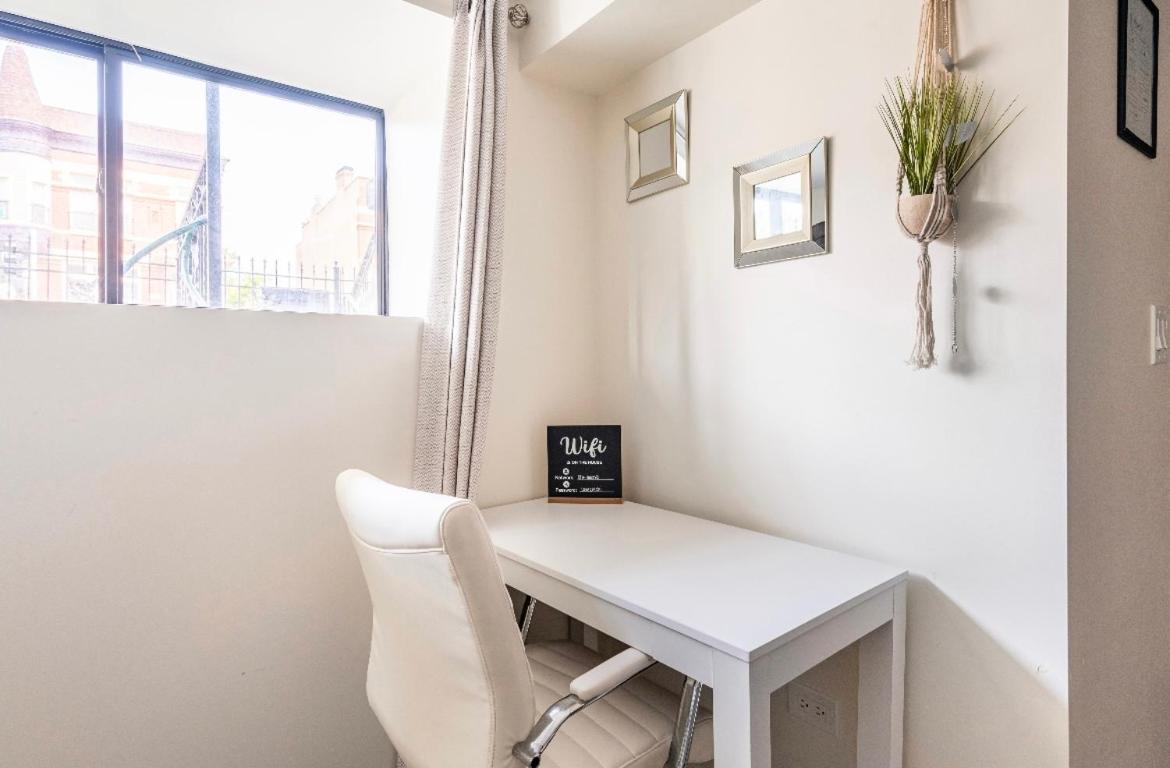 Cozy 2 Brm Apartment Mins Away From United Center Chicago Eksteriør billede