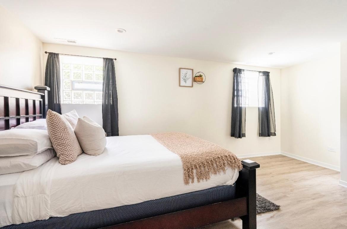 Cozy 2 Brm Apartment Mins Away From United Center Chicago Eksteriør billede
