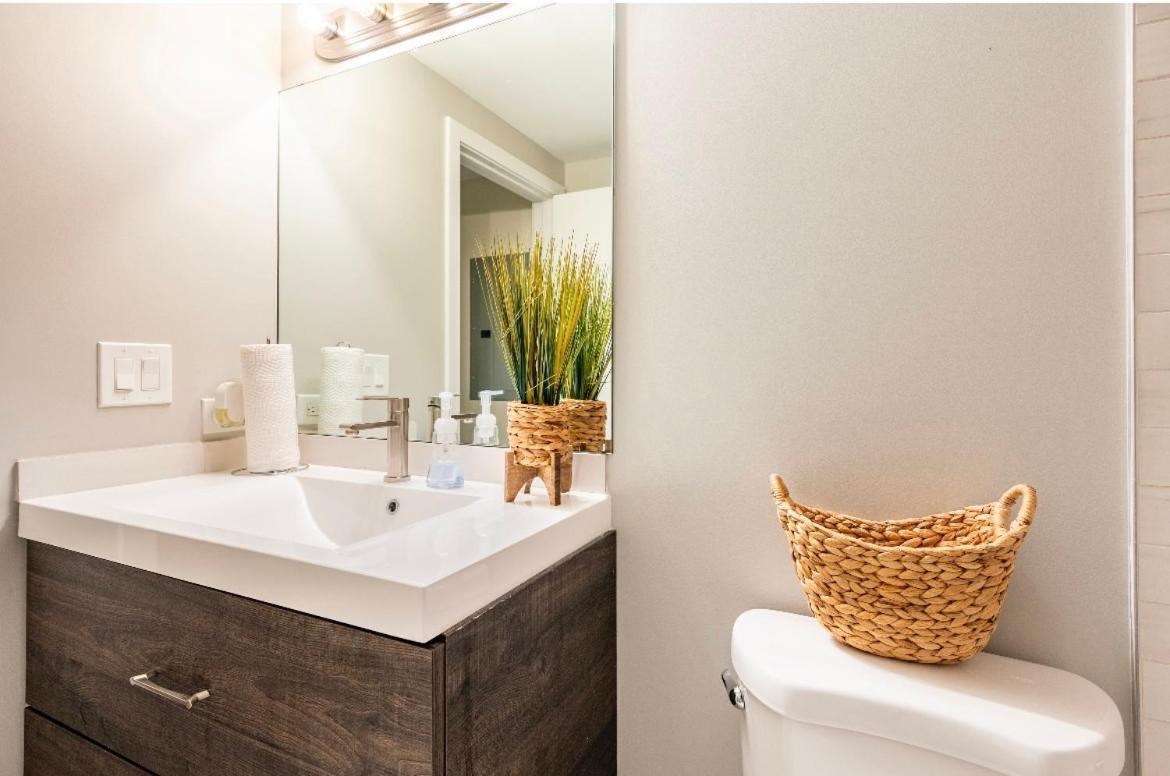 Cozy 2 Brm Apartment Mins Away From United Center Chicago Eksteriør billede