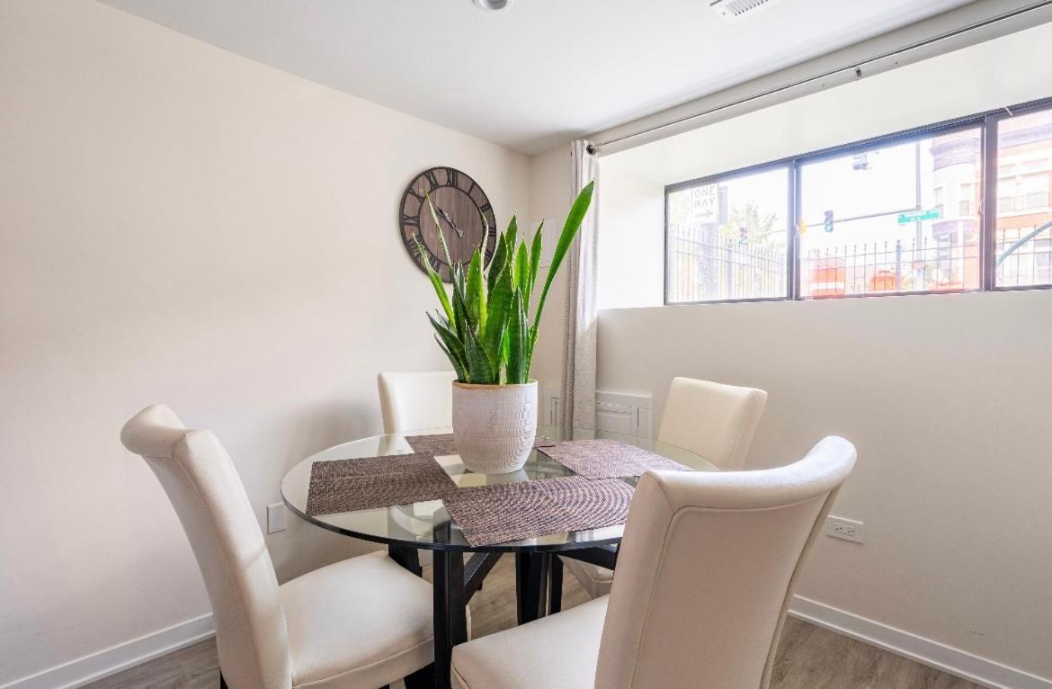 Cozy 2 Brm Apartment Mins Away From United Center Chicago Eksteriør billede