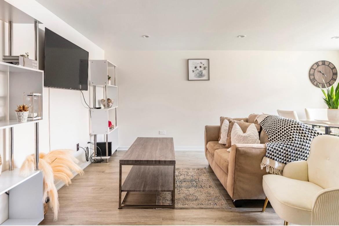 Cozy 2 Brm Apartment Mins Away From United Center Chicago Eksteriør billede